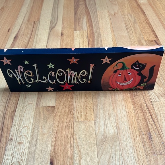 Halloween lighted Welcome sign - 18” wide by 6” high. - Picture 4 of 9